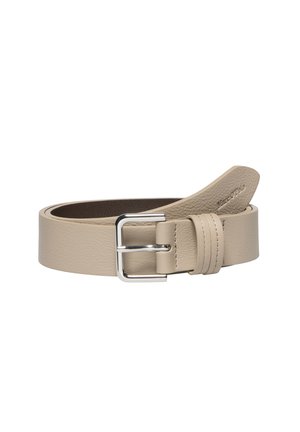 Beżowy skórzany pasek z srebrną prostokątną sprzączką, zwinięty, pokazujący teksturowaną powierzchnię oraz wytłoczoną nazwę marki na końcu.