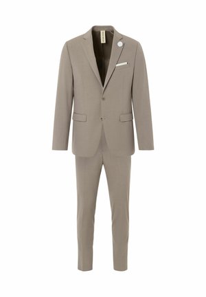 Beige pakset met een op maat gemaakte blazer met gelapte revers, twee knopen en een pochet, gecombineerd met slim-fit broeken.
