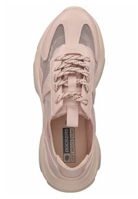 Zapatilla rosa claro con parte superior de malla, acentos en contraste, punta redonda, cordones texturizados y cuello acolchado. Cuenta con una plantilla suave para mayor comodidad.