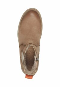 Bottine en cuir marron avec une finition lisse, des panneaux latéraux élastiques, une doublure moelleuse et une languette orange au talon.