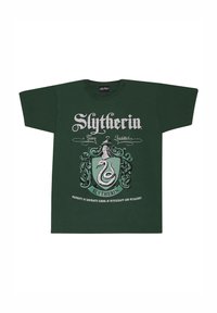 Zielona bawełniana koszulka z herbem Slytherinu, stylizowanym tekstem i dekoracyjnymi akcentami; krótki rękaw, okrągły dekolt, luźny krój.