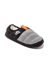Zapatilla negra y gris con parte superior texturizada, forro de felpa y tirador naranja. Presenta un diseño acolchado y suela de goma para mayor agarre.