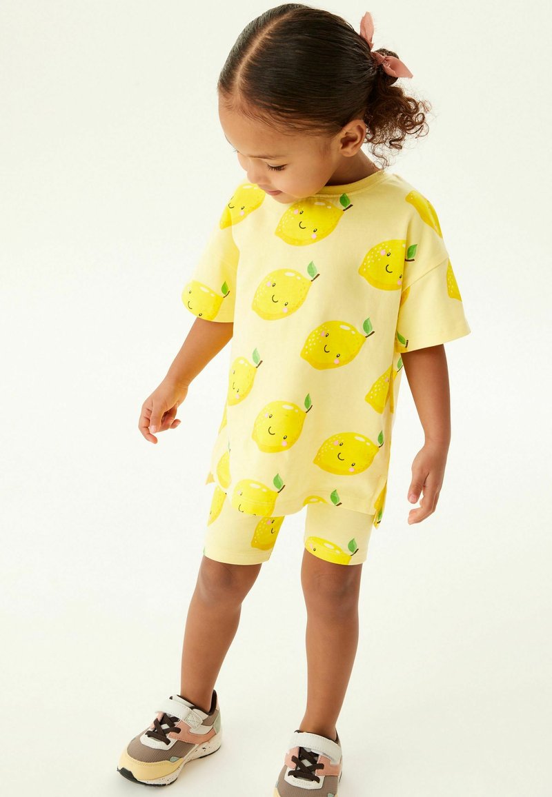 Next SHORT SLEEVE TSHIRT AND CYCLING SHORTS SET Shorts yellow
