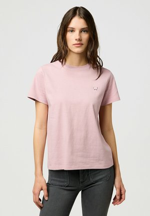 T-Shirt rosa chiaro a maniche corte in cotone, con scollo rotondo e un piccolo logo ricamato sulla parte sinistra del petto.