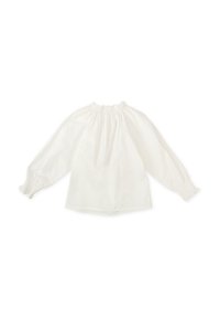 Blusa de algodón blanca con un cuello fruncido, mangas largas y puños elásticos. Textura suave con un corte relajado y holgado.