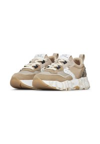 Beiga sneakers med ovandel i mesh och mocka, svarta snörhål, texturerad sula och vit logodetalj. Har bakre dragöglor och dekorativa accenter.