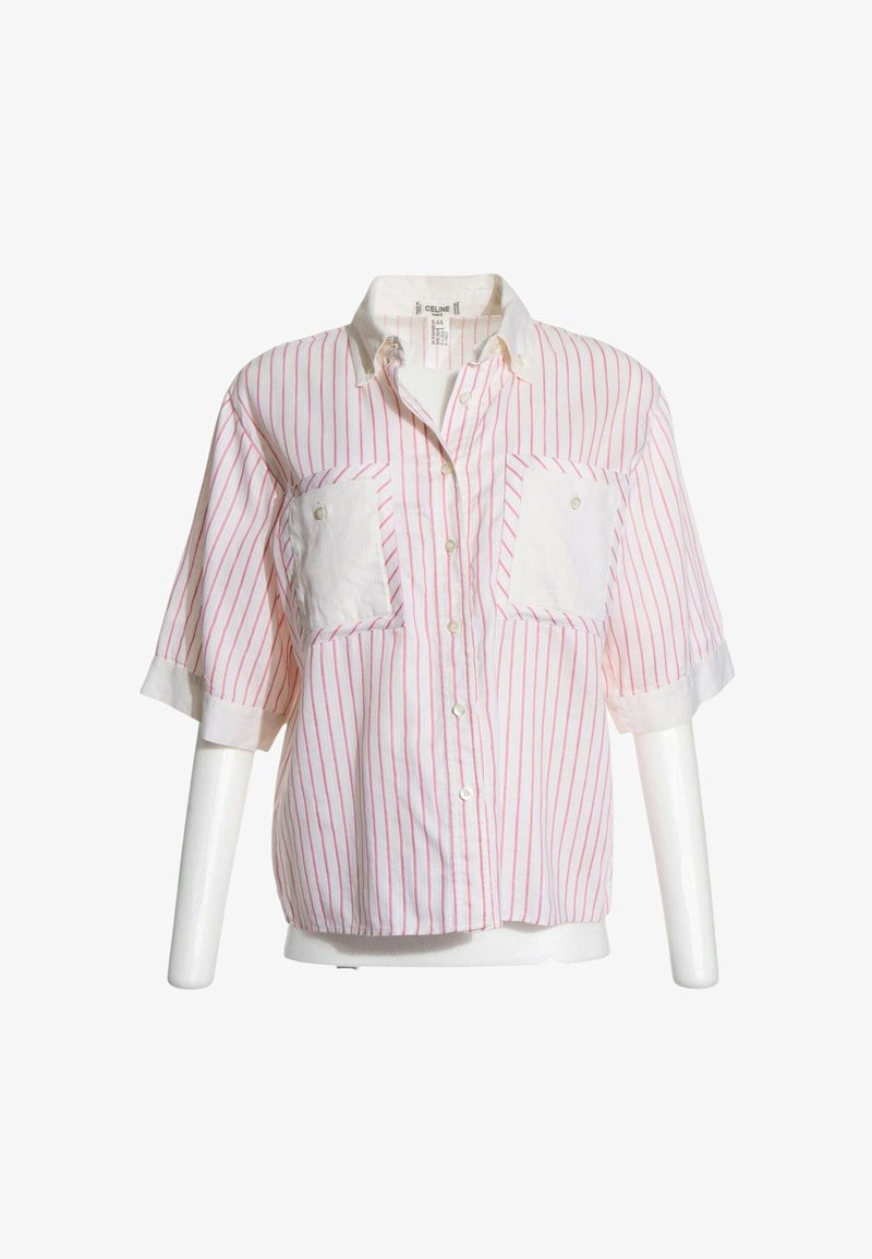 Chemise blanche à manches courtes boutonnée avec fines rayures verticales rouges et deux poches blanches sur la poitrine, présentée sur un buste de mannequin blanc.