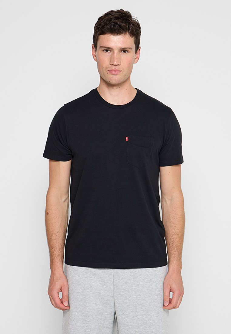 Zwarte katoenen T-shirt met een ronde hals en korte mouwen. Heeft een klein borstzakje en een merklabel op het zakje.