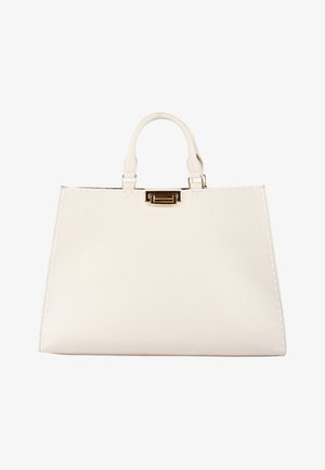 Hvid læderhåndtaske med dobbelte håndtag, en rektangulær form, guldfarvede beslag og kontrasterende syninger langs kanterne.