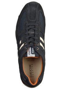 Mörkblå Geox Respira-sneakers med svart mesh, vita ränder, svarta snören och orange inredning, sedd ovanifrån.