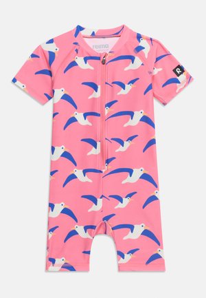 Rosa kurzärmeliger Babyschwimmanzug mit Frontreißverschluss, mit weiß-blauem Möwenmuster und schwarzem Logopatch am Ärmel.