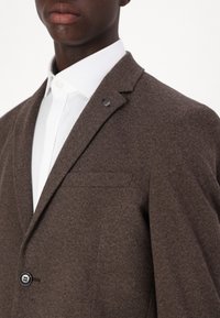 Isaac Dewhirst THE STAND ALONE - Öltönyzakó - brown