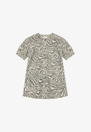 Vestido camisero de manga corta con estampado de cebra en crema y negro, que presenta un escote redondo y cinco botones en la parte delantera.