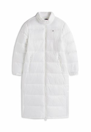 Biała długa kurtka puchowa z stójką, pełnym zamkiem błyskawicznym, dwiema bocznymi kieszeniami i poziomym pikowaniem. Posiada akcent logo.