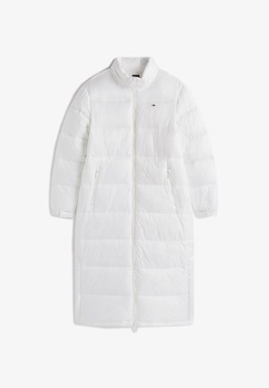 Biała długa kurtka puchowa z stójką, pełnym zamkiem błyskawicznym, dwiema bocznymi kieszeniami i poziomym pikowaniem. Posiada akcent logo.