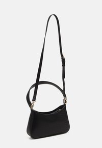 Svart syntetisk handväska med strukturerad yta, rundad form, justerbar axelrem och accenter i guldton.