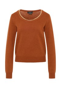 Brændt orange sweater med lange ærmer, ribbede manchetter og en rund halsudskæring prydet med detalje af en guld kæde ved kraven. Blød tekstur.