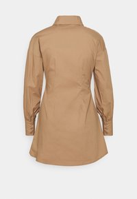 Beżowa sukienka koszulowa z długim rękawem, z kołnierzykiem i zapięciem na guziki, prezentowana z tyłu na białym tle.