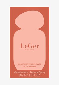 Różowe i koralowe opakowanie perfum z zaokrąglonymi krawędziami. Na etykiecie widnieje napis "LeGer by Lena Gercke" oraz "Signature Wildflower Eau de Parfum."