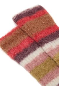 Gestrickter Schal aus weichem, flauschigem Material mit horizontalen Streifen in den Farbtönen Rot, Braun, Pink und Beige. Die Streifen haben unterschiedliche Breiten.
