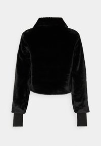 Zwarte faux fur cropped jas met een kraag, lange mouwen en contrasterende zwarte stofmanschetten. Zachte textuur en een gladde afwerking.