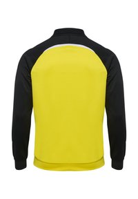 Jersey atlético de manga larga con cuerpo amarillo y mangas negras, que presenta un cuello alto y acentos blancos en contraste en la parte posterior.