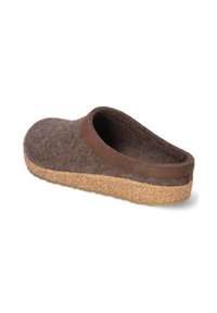 Zoccolo in felt marrone, con suola in sughero e rifiniture in pelle, inclinato per mostrare il lato e l'interno.