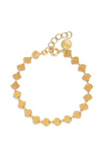 Bracciale in oro con un design a maglie e dettagli a forma di foglia, arricchito da texture e una catena regolabile con chiusura a gancio.