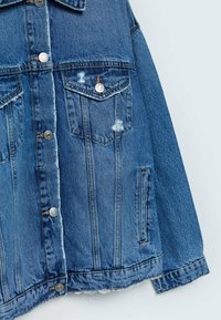 Spijkerjasje met een vintage blauwe wassing, voorzien van zilveren knoopsluitingen, twee borstzakken, verweerde details en een rafelige zoom.