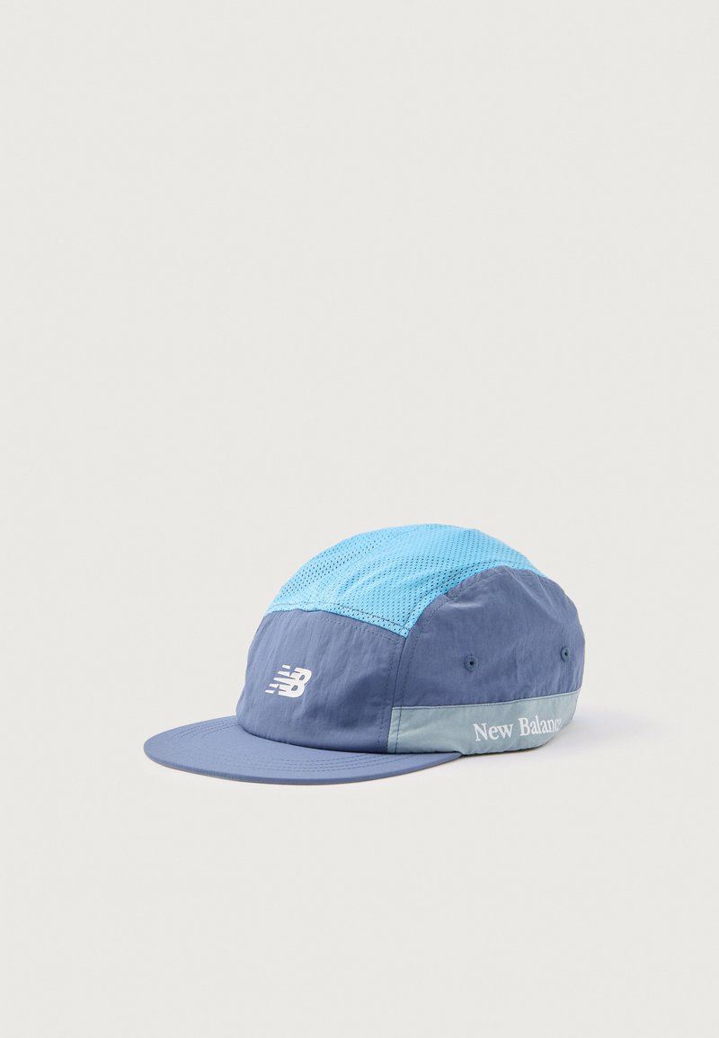 Cappello blu e azzurro chiaro con parte superiore in rete, visiera piatta e logo New Balance stampato sul lato. Tessuto morbido con una texture liscia.