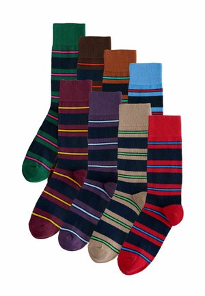 Acht Paare gestreifter Socken in verschiedenen Farben, darunter Grün, Braun, Rot und Blau; unterschiedliche Streifenmuster auf einem dunklen Hintergrund.