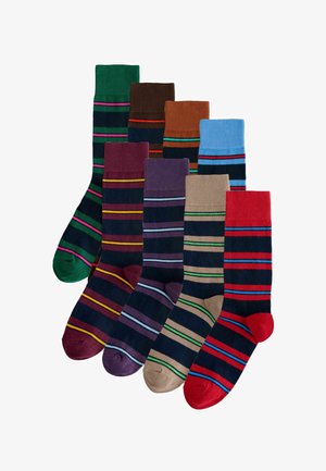 Huit paires de chaussettes rayées de différentes couleurs, y compris le vert, le marron, le rouge et le bleu ; avec des motifs de rayures variés sur un fond sombre.