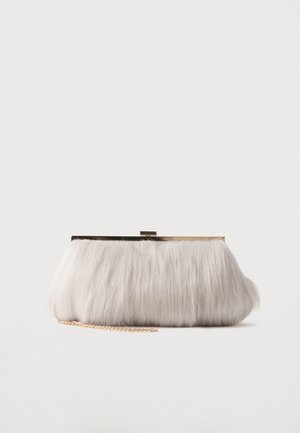 Piccola borsa a mano rettangolare coperta di pelliccia sintetica grigio chiaro con chiusura in metallo dorato e tracolla a catena su sfondo bianco.