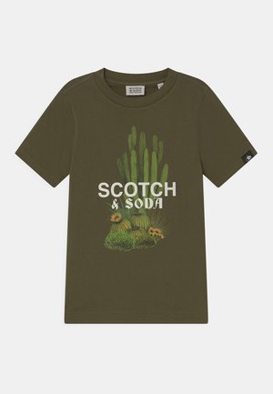 Camiseta de manga corta verde oliva con gráfico de cactus y texto blanco "Scotch & Soda" centrado en la parte delantera.