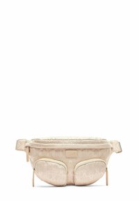 Sac banane en tissu beige avec motif logo en relief, compartiments zippés et bandoulière réglable. Surface douce et texturée avec une forme arrondie.