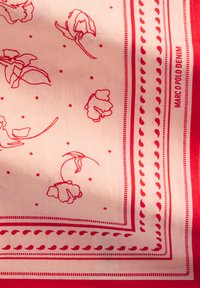Roter Schal mit Blumenmuster auf hellem rosa Hintergrund, mit Polka-Dots, einem dekorativen Rand und dem "MARC O POLO DENIM"-Etikett.