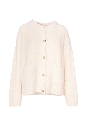 Cremfarbener, flauschiger Knopf-Cardigan mit langen Ärmeln und zwei vorderen Taschen, präsentiert vor einem weißen Hintergrund.