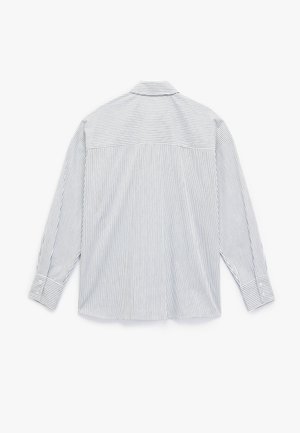 Koszula z długim rękawem zapinana na guziki, w niebiesko-białym paskowanym wzorze. Wykonana z lekkiego materiału z klasycznym kołnierzykiem i regulowanymi mankietami.