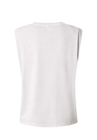 Biała, bawełniana bluzka bez rękawów z szerokimi poduszkami na ramionach i okrągłym dekoltem, pokazana z tyłu na jednolitym tle.
