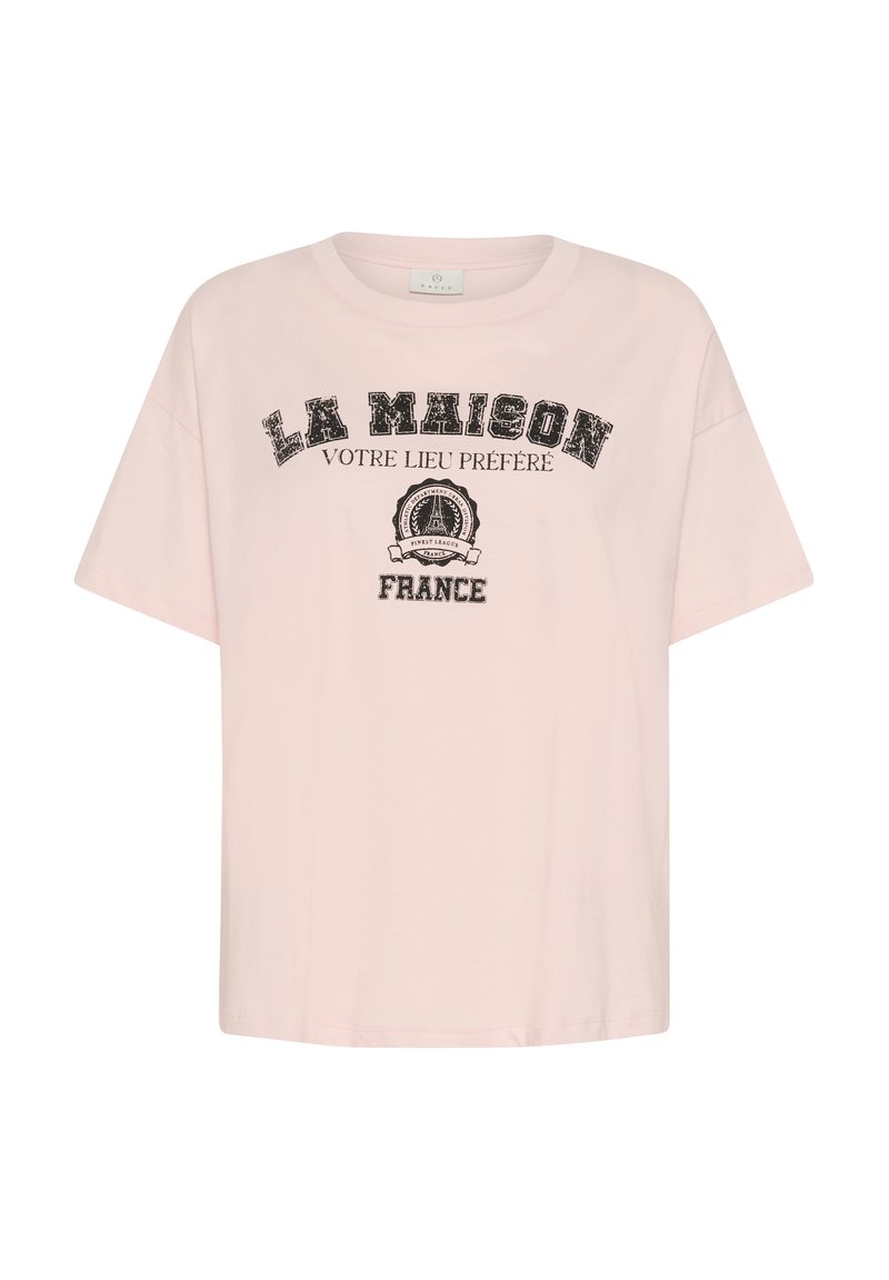 T-shirt rose clair avec texte noir « LA MAISON VOTRE LIEU PRÉFÉRÉ FRANCE » et un emblème circulaire représentant la Tour Eiffel.