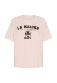 T-shirt en coton rose à manches courtes, décolleté rond, avec un texte imprimé en noir disant "LA MAISON VOTRE LIEU PRÉFÉRÉ FRANCE."