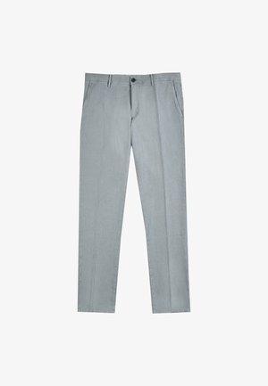 Chinos gris clair en tissu lisse. Présentent un design classique à jambe droite, des poches avant, une fermeture à bouton et des passants de ceinture.