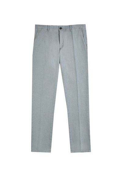 Chinos grigio chiaro realizzati in un tessuto liscio. Presentano un design classico a gamba dritta, tasche frontali, chiusura con bottone e passanti per la cintura.