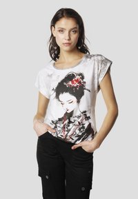 Grafiska balta T-krekla ar sievietes portretu tradicionālā tērpā. Dizainā ir iekļautas ziedu detaļas sarkanā un melnā krāsā.