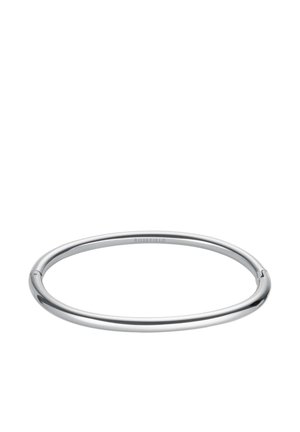 Stříbrný metalový náramek s hladkým, kruhovým tvarem a bezšvovým designem, s mírným otvorem pro snadné nasazení.