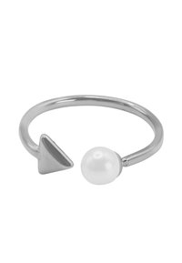 Anello in metallo argento con un accentuato triangolare e una perla bianca, texture liscia, design aperto e stile minimalista.