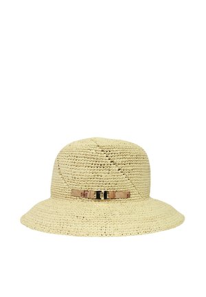 Cappello a secchiello in paglia beige intrecciata con tesa larga e piccolo nastro marrone chiaro con dettaglio di fibbia dorata.