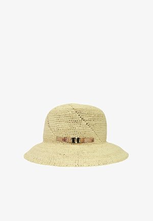 Cappello a secchiello in paglia beige intrecciata con tesa larga e piccolo nastro marrone chiaro con dettaglio di fibbia dorata.