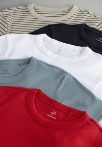 Fünf Rundhalsausschnitt-T-Shirts präsentiert: gestreift in Beige, uni in Marineblau, weiß, hellblau und rot. Rippenstruktur und unterschiedliche Farben werden hervorgehoben.