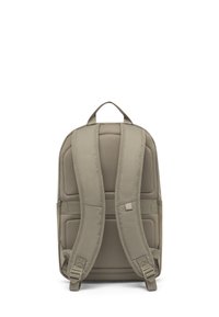 Rucsac ușor, de culoare khaki, cu țesătură căptușită, spate din plasă, bretele ajustabile și un mâner de sus pentru transport ușor.